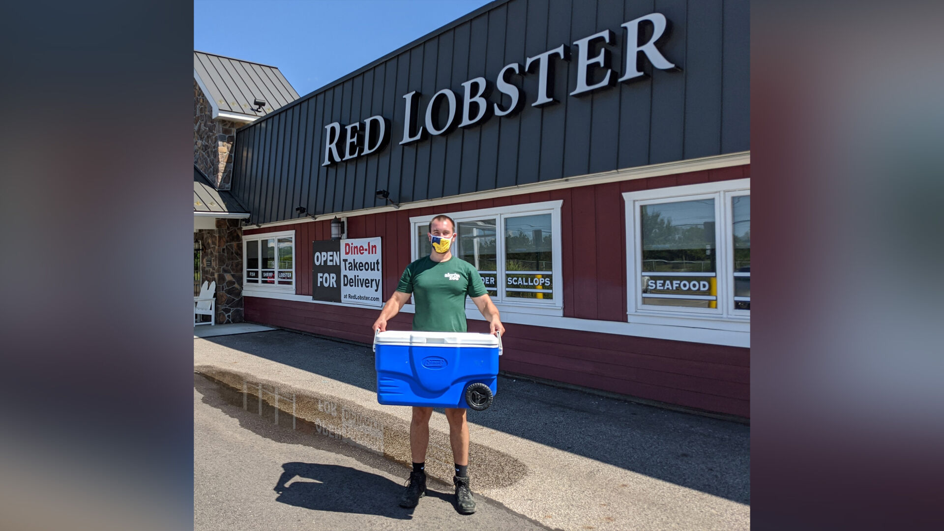 A Red Lobster employee found a rare blue lobster. The restaurant sent it to an Ohio zoo.